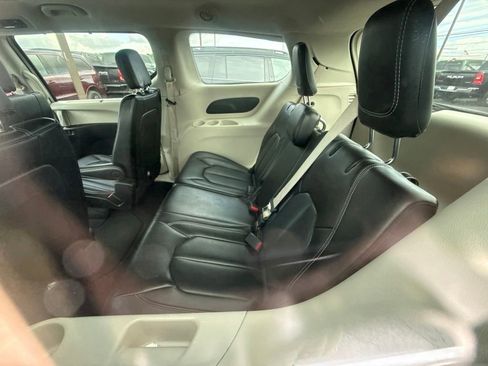 Used 2023 Chrysler Pacifica Touring-L FWD image 11