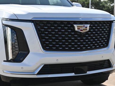 Certified 2025 Cadillac Escalade Premium Luxury w/ LPO, Floor Liner Package AWD/4WD image 29
