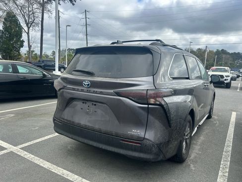 Used 2023 Toyota Sienna XLE image 5