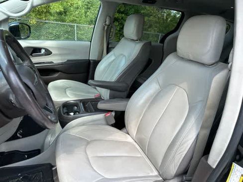 Used 2017 Chrysler Pacifica Touring-L FWD image 3
