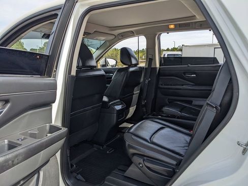 Used 2024 Nissan Pathfinder SL w/ SL Premium Package FWD image 37