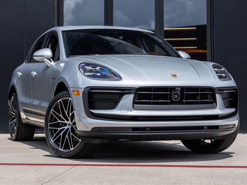 Certified 2026 Porsche Macan AWD/4WD image 6