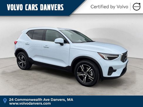 Used 2025 Volvo XC40 B5 Core AWD/4WD image 1