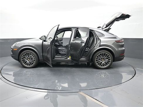 Used 2021 Porsche Cayenne Coupe w/ Premium Package image 32