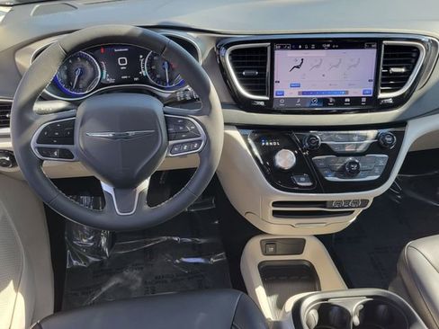 Used 2023 Chrysler Pacifica Touring-L image 4