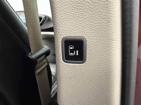 Used 2017 Chrysler Pacifica Touring-L FWD image 22