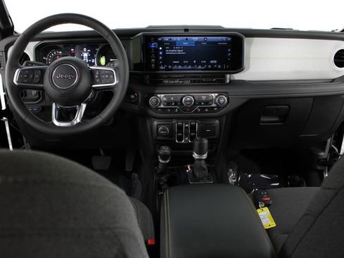 Used 2025 Jeep Wrangler Unlimited Sahara w/ Safety Group AWD/4WD image 9