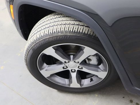 Used 2024 Jeep Grand Cherokee Limited image 50