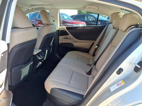 Used 2019 Lexus ES 300h w/ Luxury Package image 16