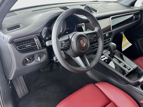 Certified 2025 Porsche Macan S AWD/4WD image 4