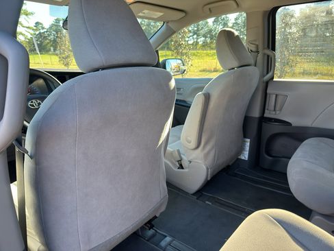 Used 2020 Toyota Sienna L image 13
