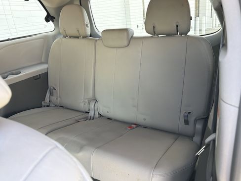 Used 2017 Toyota Sienna XLE FWD image 27
