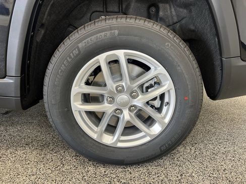 New 2025 Jeep Grand Cherokee L Laredo image 24