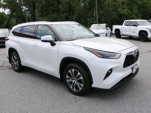 Used 2022 Toyota Highlander XLE AWD/4WD image 10