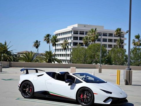 Used 2018 Lamborghini Huracan Performante image 7