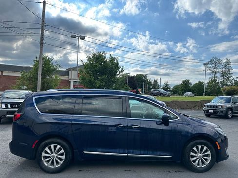 Used 2019 Chrysler Pacifica Touring-L FWD image 11