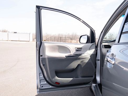 Used 2014 Toyota Sienna SE FWD image 39