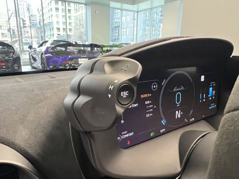 Used 2024 McLaren Artura image 30