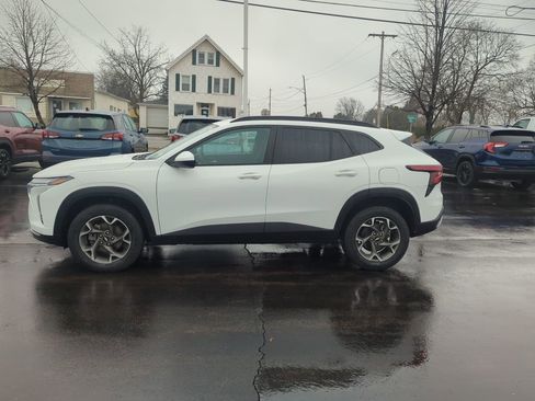 Certified 2024 Chevrolet Trax LT w/ Driver Confidence Package image 4