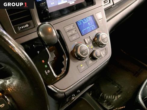 Used 2017 Toyota Sienna SE FWD image 17