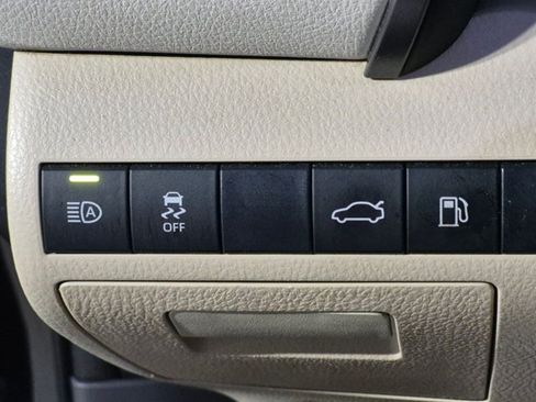 Used 2018 Toyota Camry LE w/ Audio Package FWD image 11
