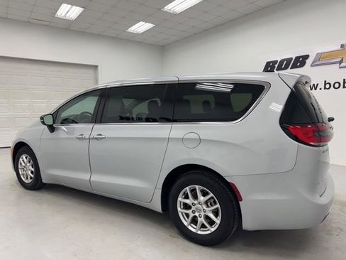 Used 2024 Chrysler Pacifica Touring-L FWD image 7