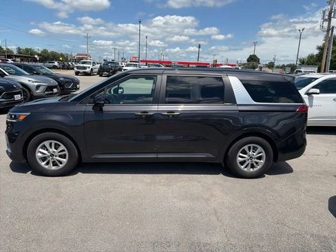 Used 2024 Kia Carnival LX FWD image 3