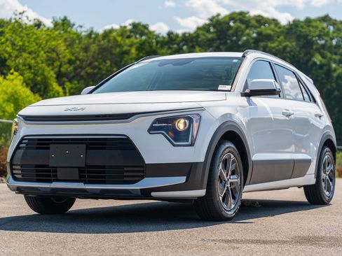 Used 2023 Kia Niro EX image 3