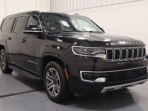 Certified 2024 Jeep Wagoneer L Series II w/ Flexible Seating Group image 2