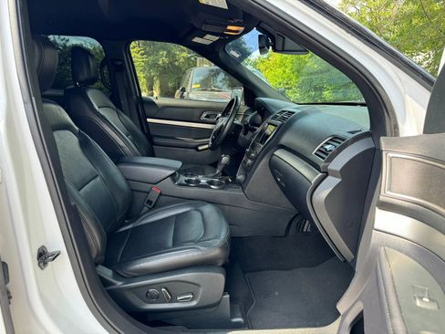 Used 2018 Ford Explorer XLT w/ Equipment Group 202A FWD image 25
