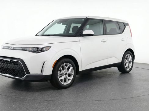 Used 2025 Kia Soul LX w/ LX Technology Package image 3