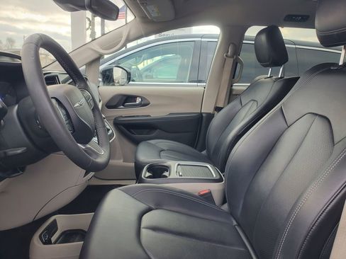 Used 2024 Chrysler Pacifica Touring-L image 16