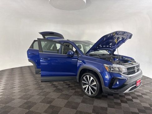 Used 2023 Volkswagen Taos SE w/ Panoramic Sunroof Package image 9