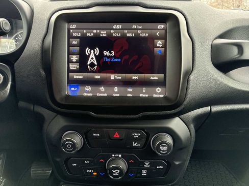 Used 2023 Jeep Renegade Latitude w/ Premium Group AWD/4WD image 16