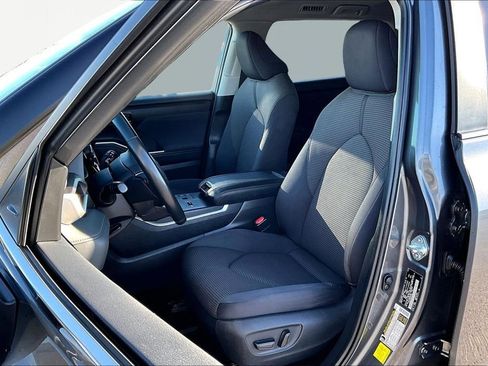Used 2024 Toyota Highlander LE image 24