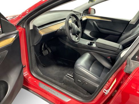 Certified 2023 Tesla Model Y AWD image 9