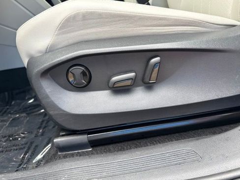 Used 2024 Volkswagen Tiguan SE FWD image 16