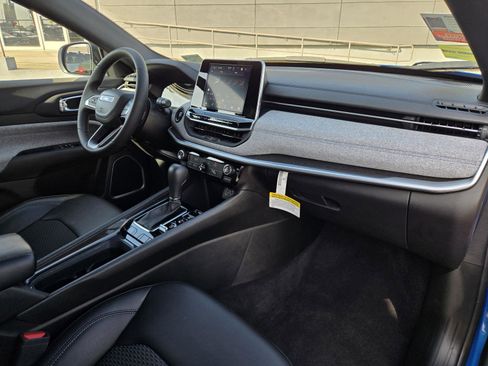 Used 2025 Jeep Compass Latitude image 31