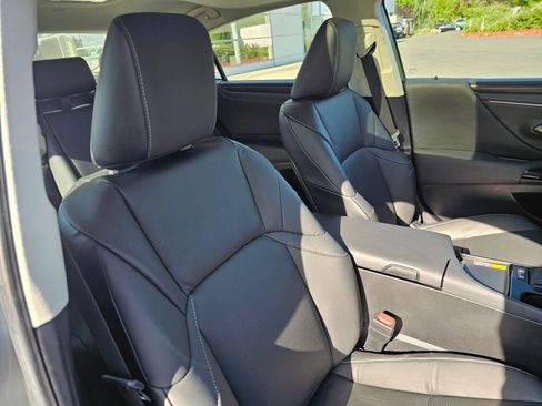 Used 2025 Lexus ES 300h w/ Premium Package FWD image 12