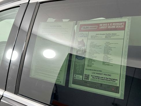 Certified 2025 Chrysler Pacifica Select image 15