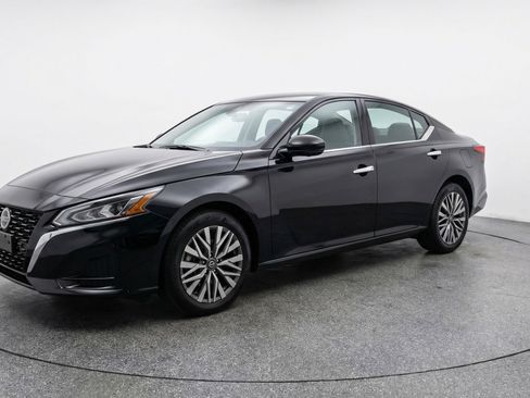 Used 2025 Nissan Altima 2.5 SV FWD image 3