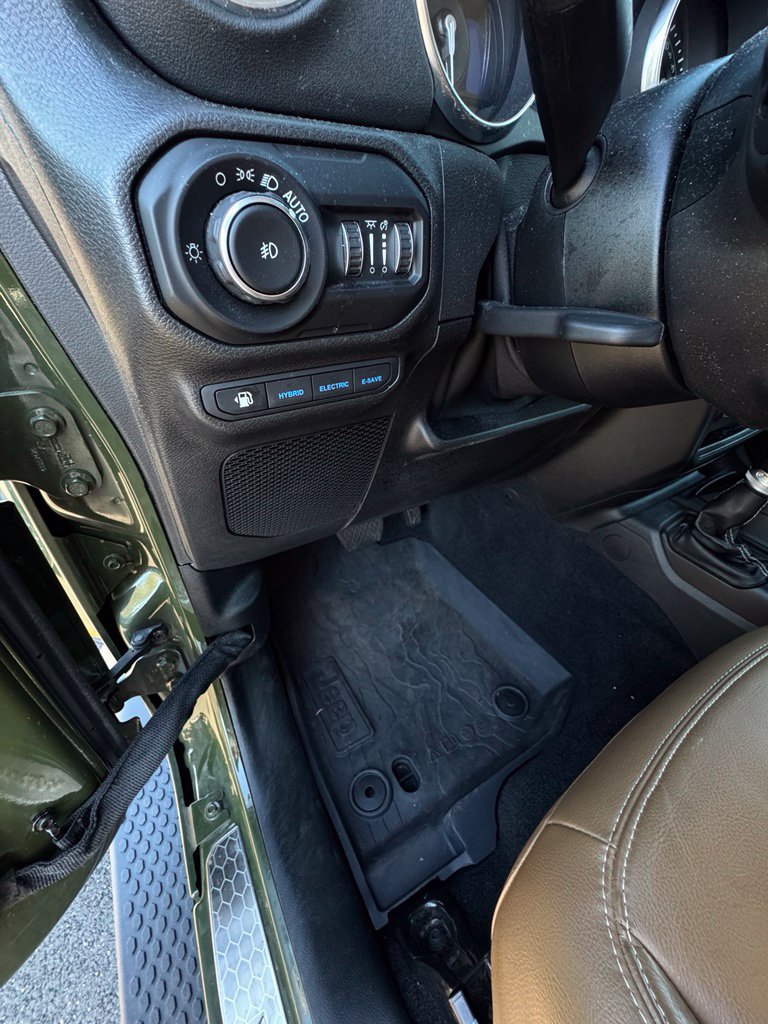 Used 2021 Jeep Wrangler Unlimited Sahara w/ Cold Weather Group AWD/4WD image 15