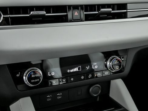 New 2025 Mitsubishi Outlander SE image 23