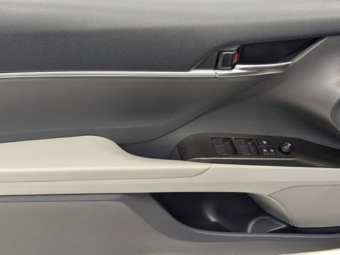 Used 2022 Toyota Camry SE image 10