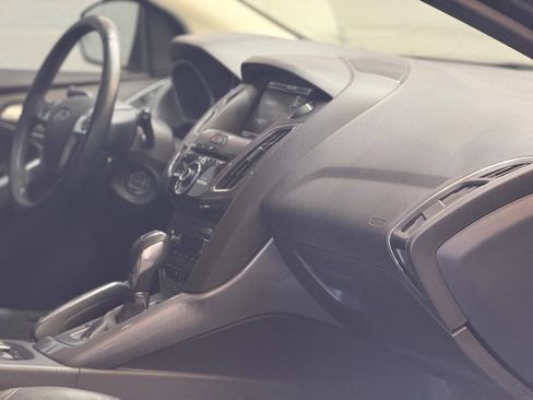 Used 2012 Ford Focus Titanium FWD image 2