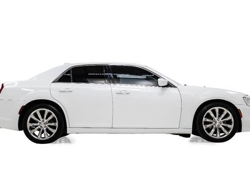 Used 2019 Chrysler 300 Touring L w/ Quick Order Package 22F RWD image 5