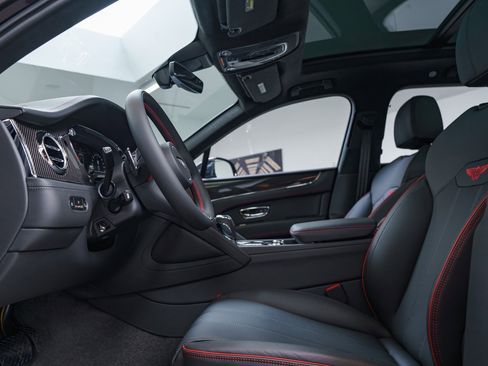 New 2025 Bentley Bentayga image 2