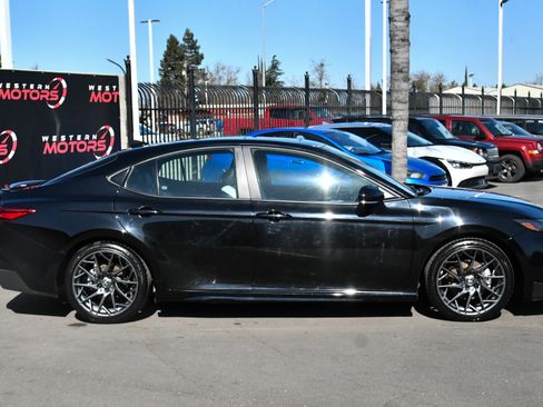 Used 2025 Toyota Camry SE image 9