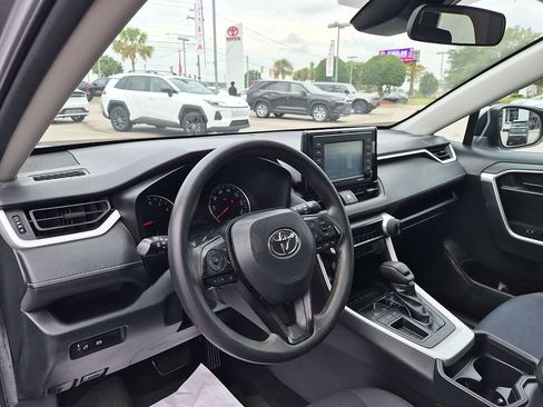Used 2020 Toyota RAV4 LE FWD image 15