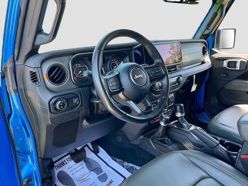 Used 2024 Jeep Gladiator Mojave w/ Technology Group AWD/4WD image 9